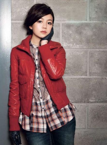 陈妍希格子衬衫搭配酒红色小皮衣修身显身形